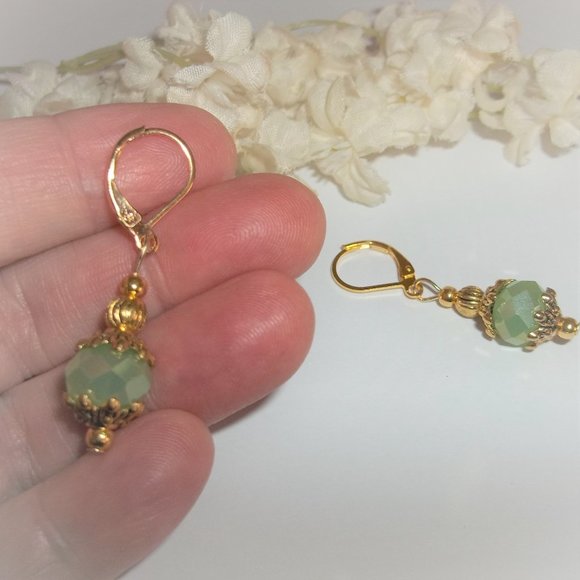 Sparkly Earrings Set Green Aurora Borealis and Gold Fashion Jewelry NWT 7336 - Picture 7 of 9